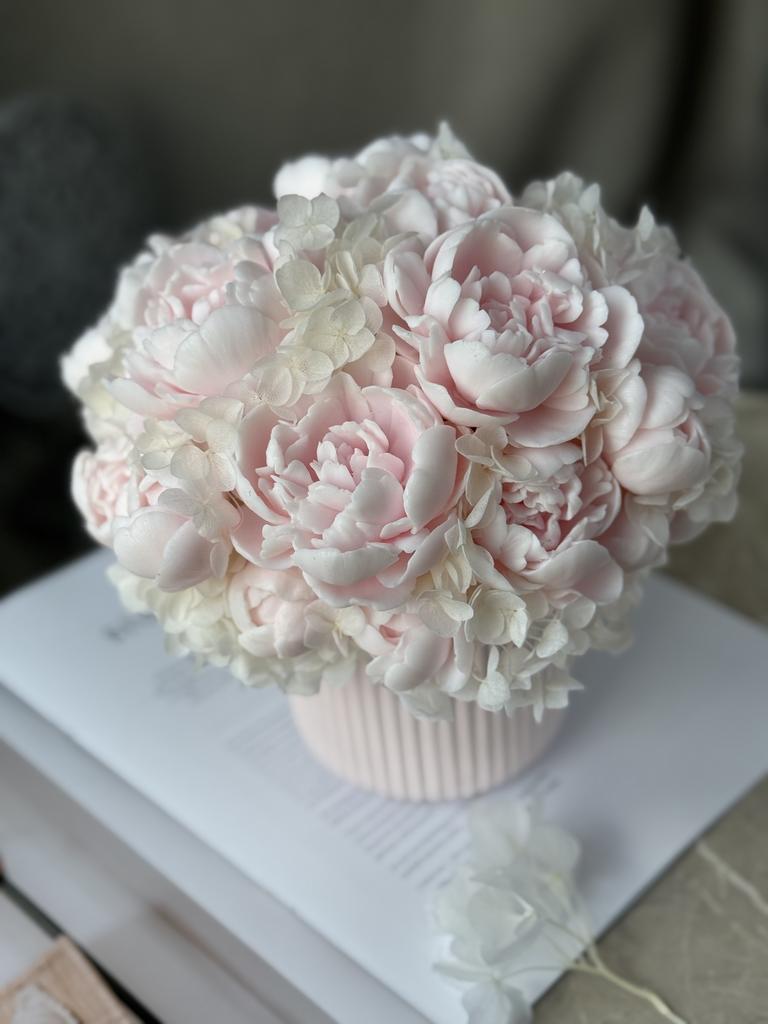 Махровые пионы с гортензией