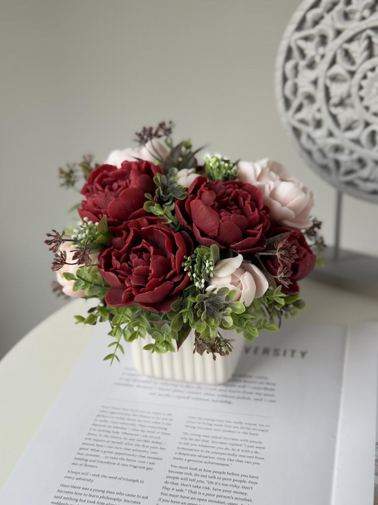 Алые пионы с розовыми в керамике