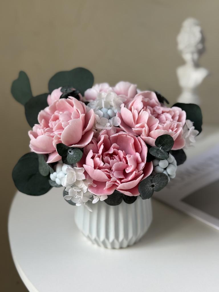 Махровые пионы с эвкалиптом