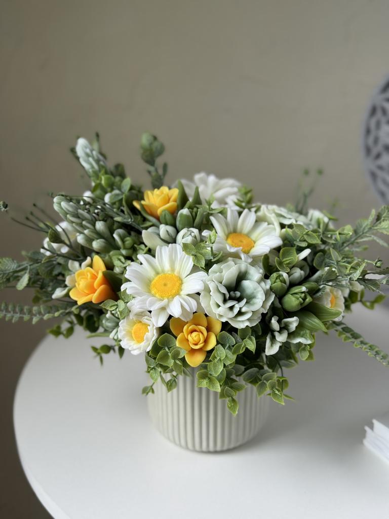 Ромашки с эустомой и львиным зевом