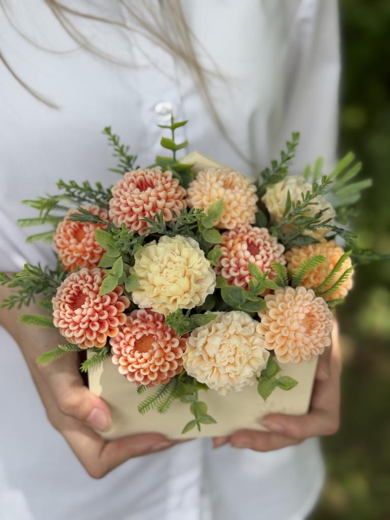 Конверт с хризантемами и гвоздиками