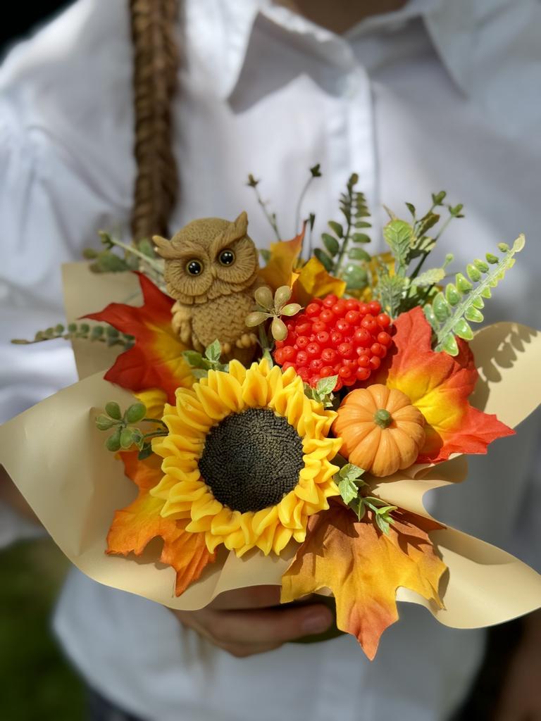 Букет в малой шляпной коробке с подсолнухом и рябиной