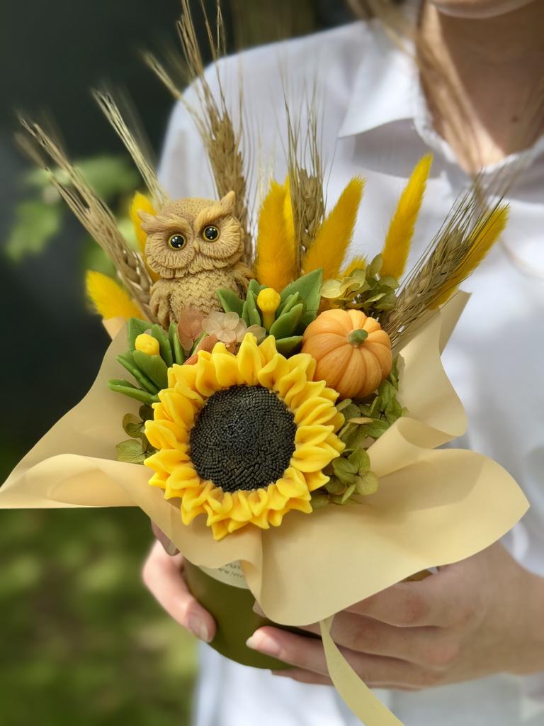 Букет в малой шляпной коробке с подсолнухом и колосками