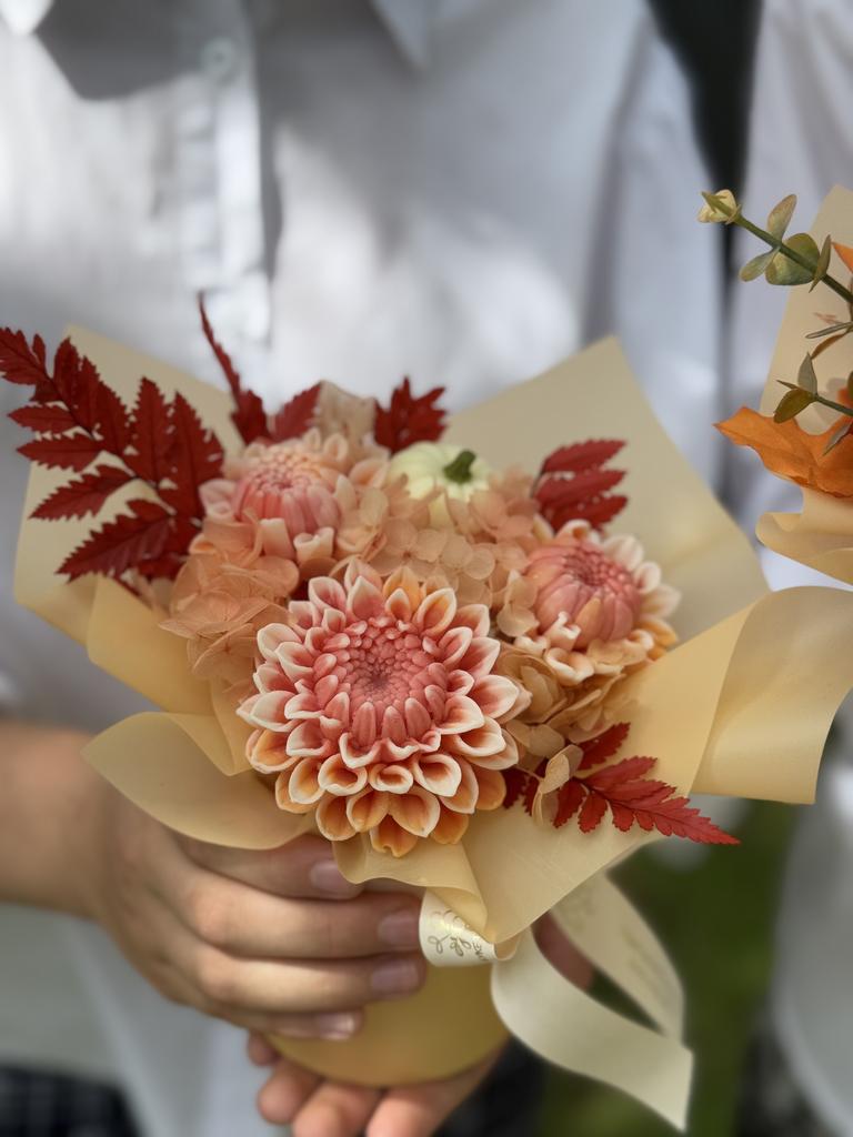 Букет в малой шляпной коробке с георгинами