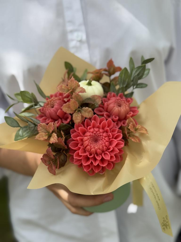 Букет в малой мятной шляпной коробке с георгинами