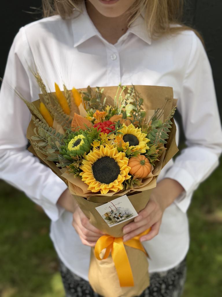 Ручной букет в крафте из подсолнухов размер S