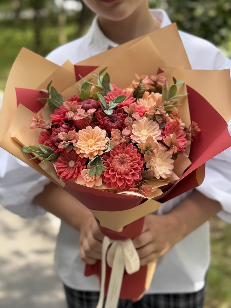 Ручной букет георгин и хризантем размер M