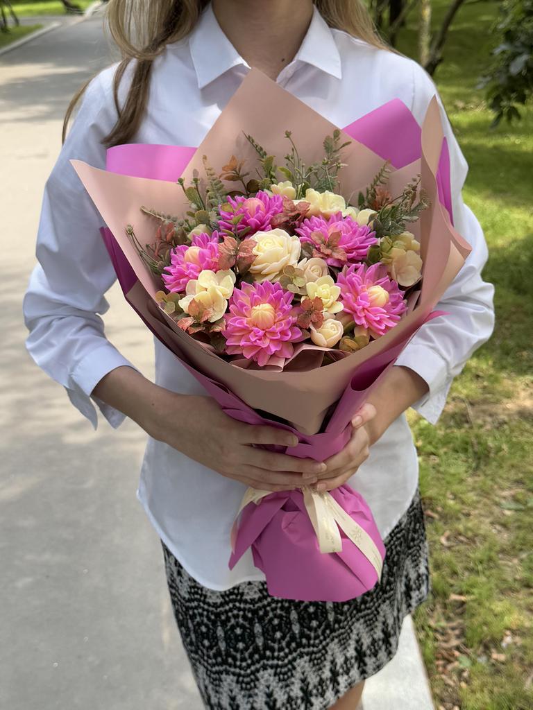 Ручной букет из розово-кремовых цветов размер L