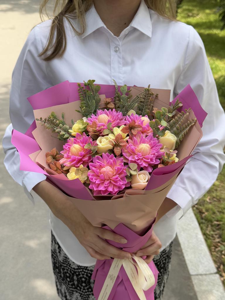 Ручной букет из розово-кремовых цветов размер M