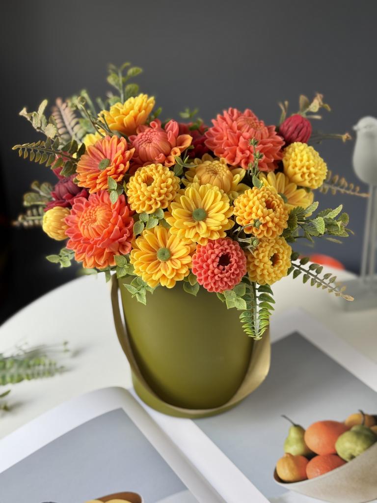 Шляпная коробка георгин и хризантем