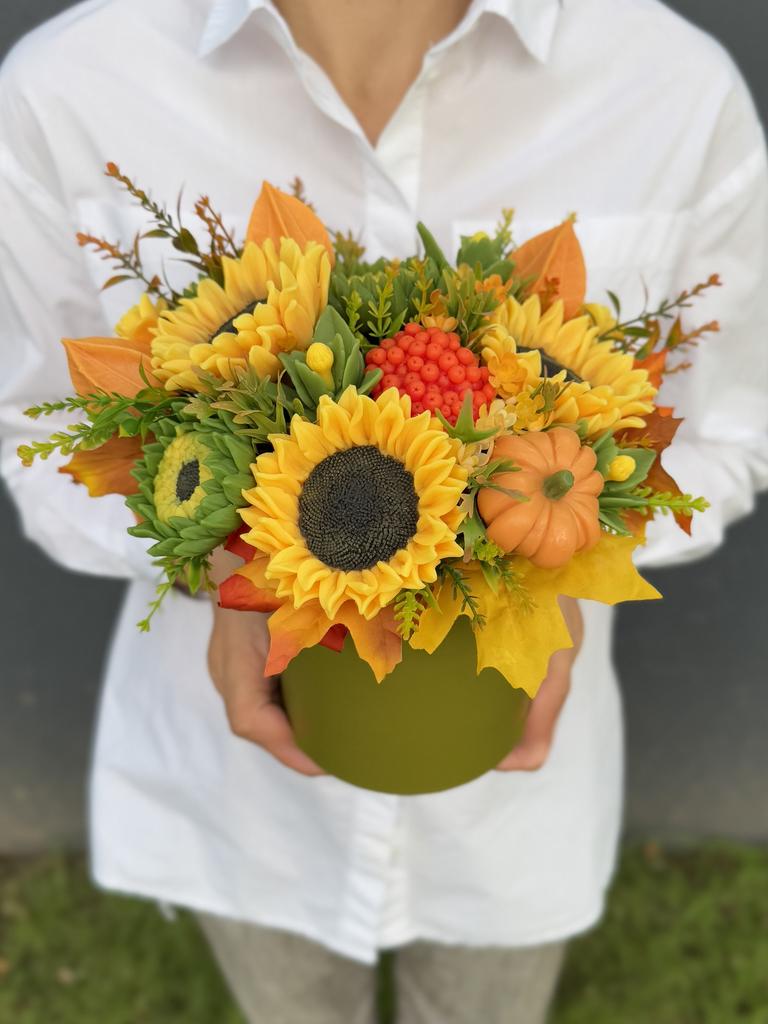 Подсолнухи с рябиной и тыквой в шляпной коробке