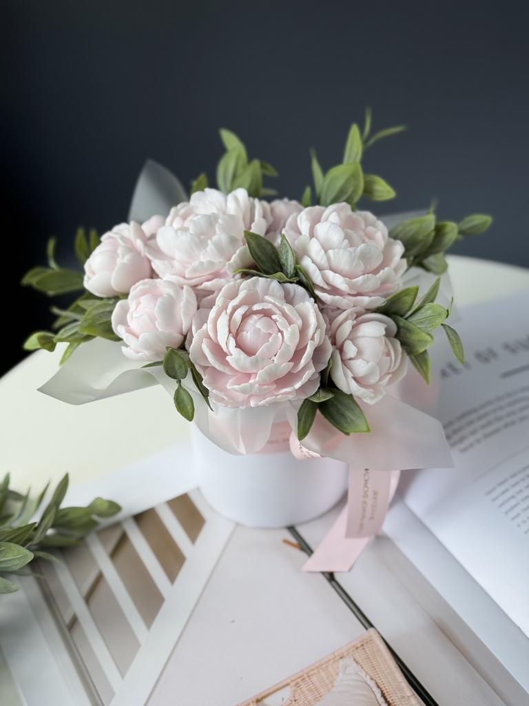 Пионы в малой шляпной коробке