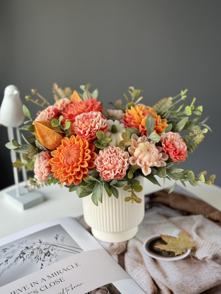 Осенний в керамическом кашпо с георгинами