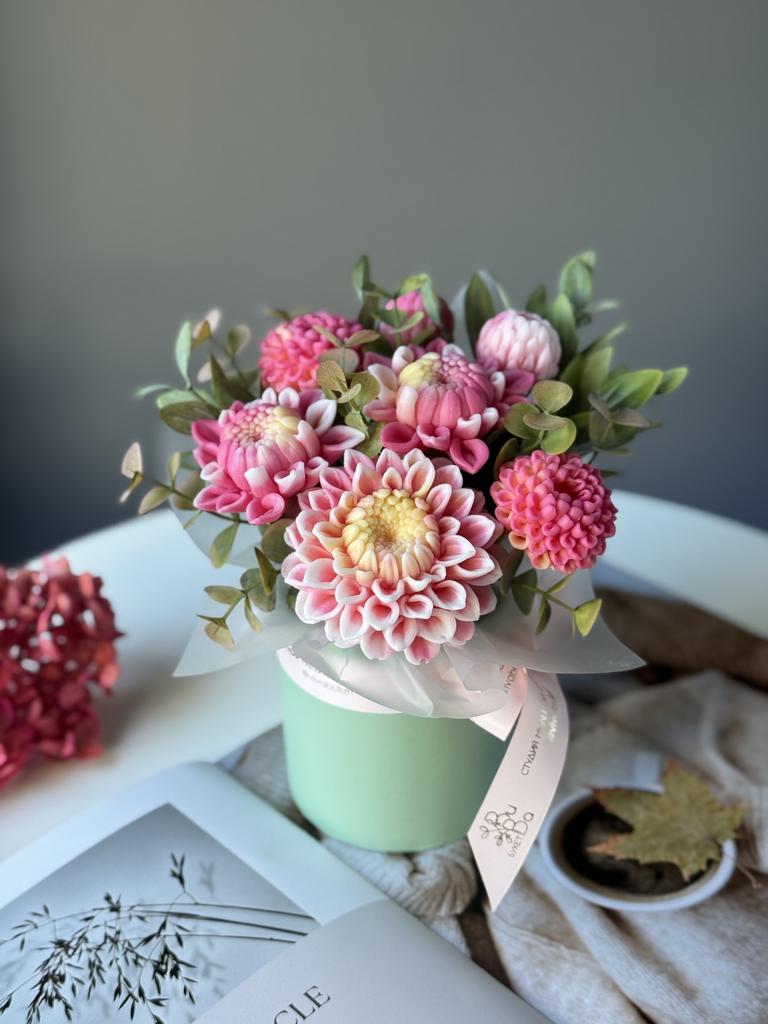 Розовые георгины в малой шляпной коробке