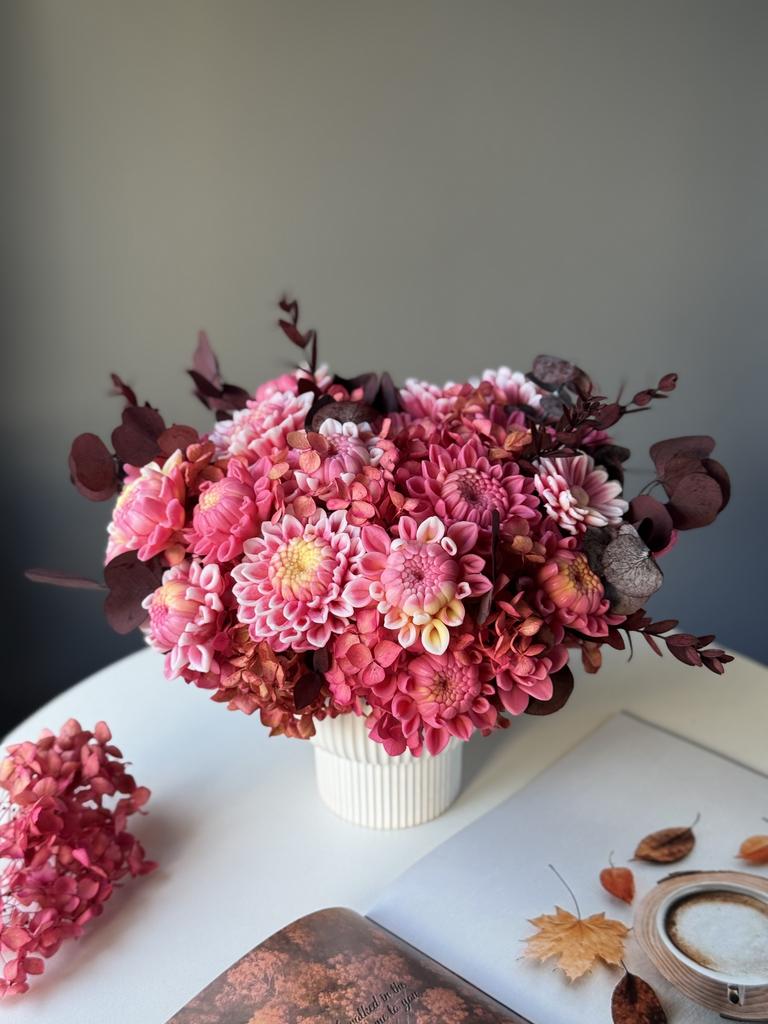 Большой букет георгинов со стабилизированными растениями