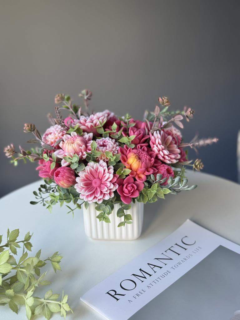 Розовый в керамическом кашпо