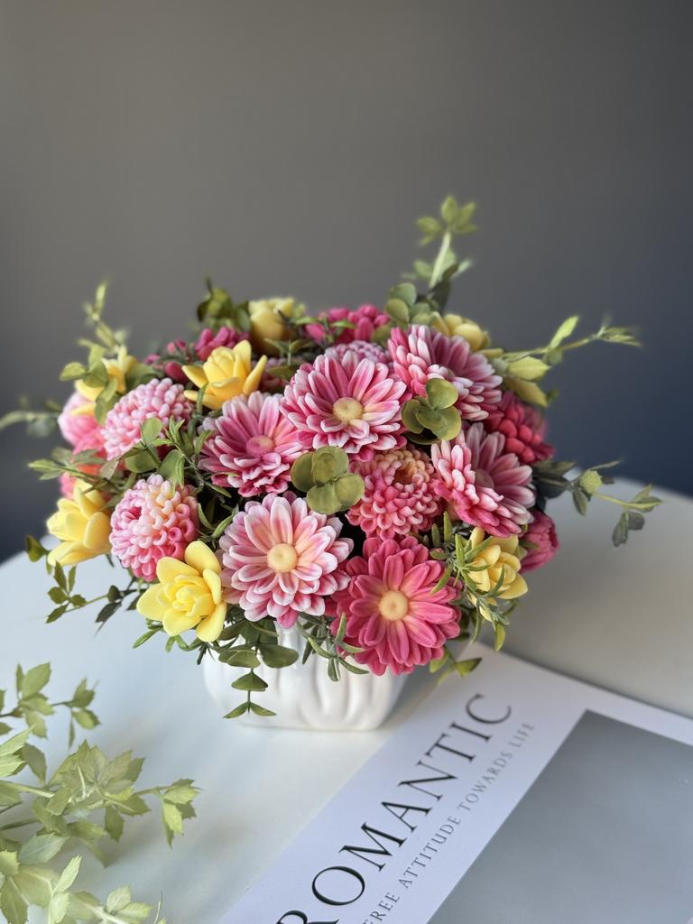 Розовый с желтыми фрезиями в керамическом кашпо