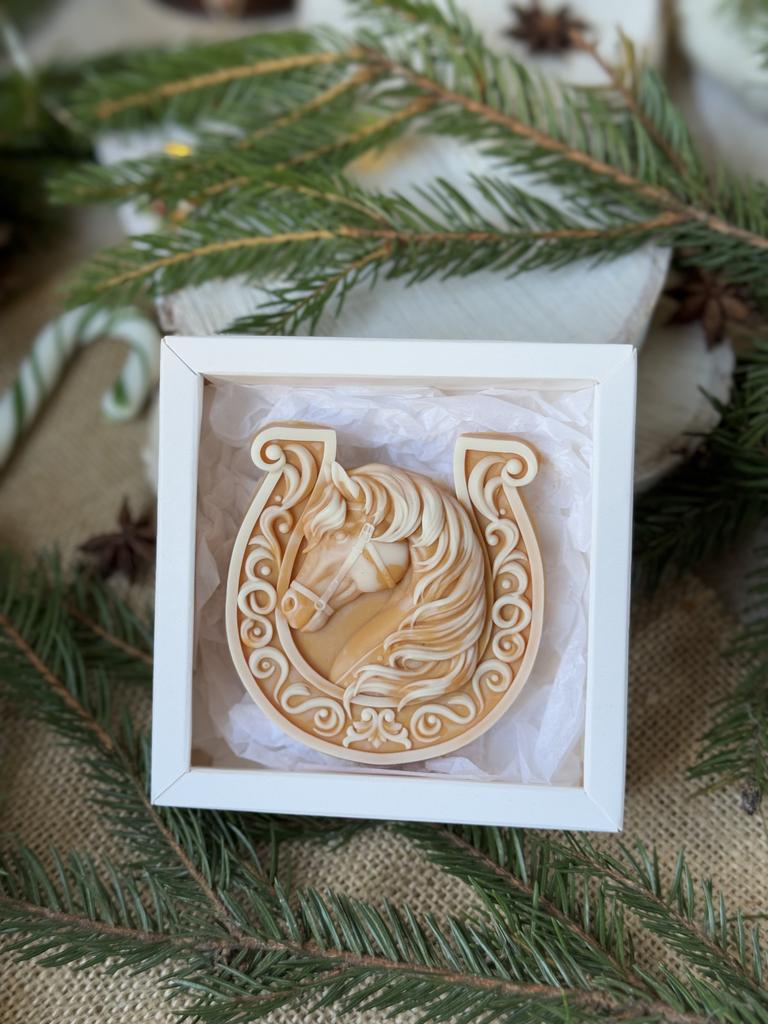 Подкова с лошадью в коробке