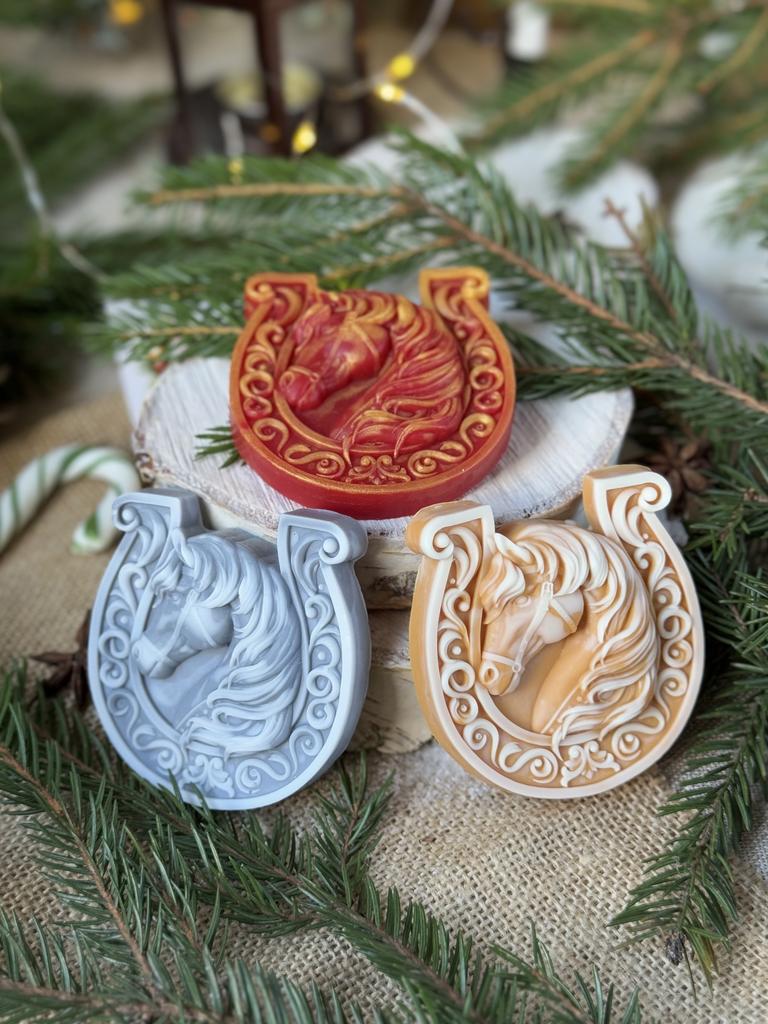 Подкова с лошадью