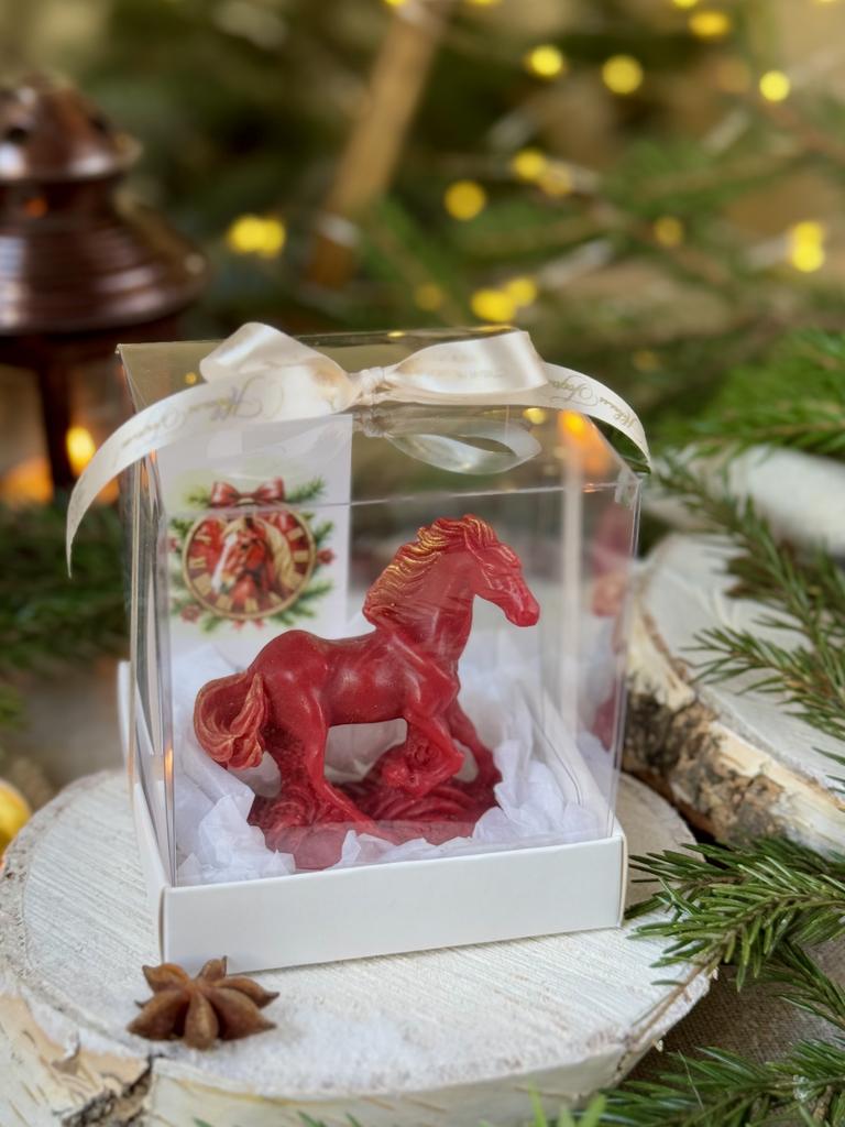 Лошадь Молния в коробке