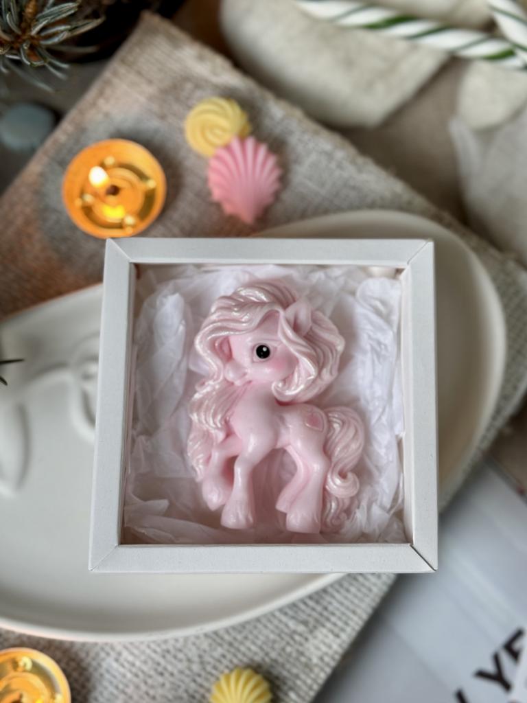 Лошадка Эльза разноцветная в коробке