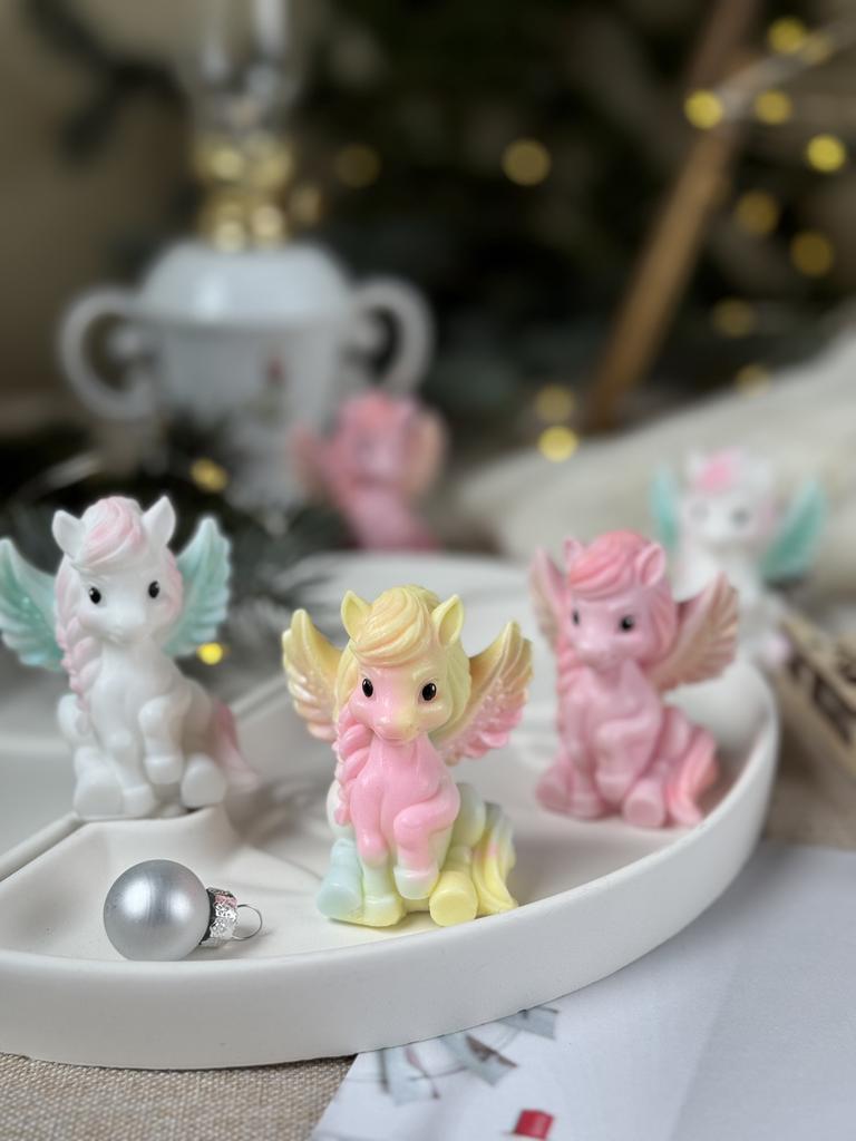 Лошадка Искорка с крыльями