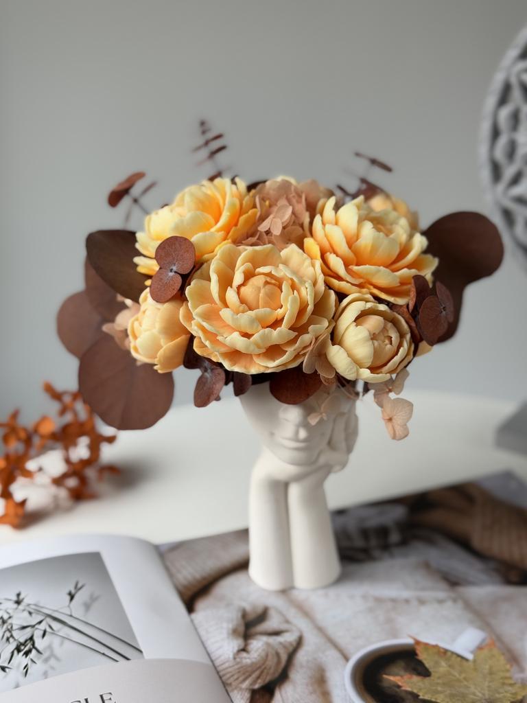 Девушка кремово-оранжевая