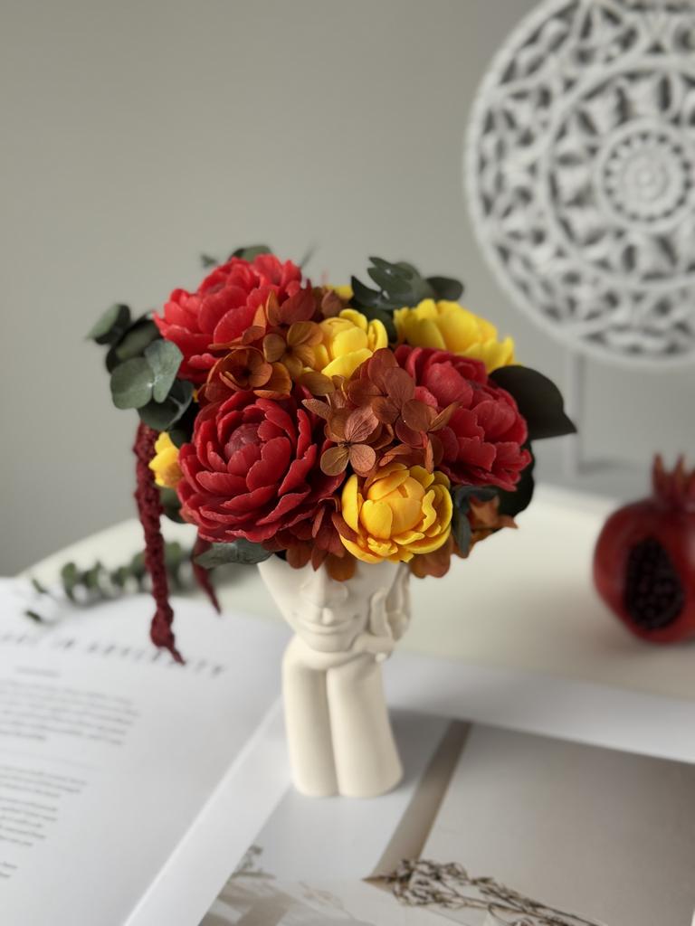 Девушка с красно-желтыми пионами