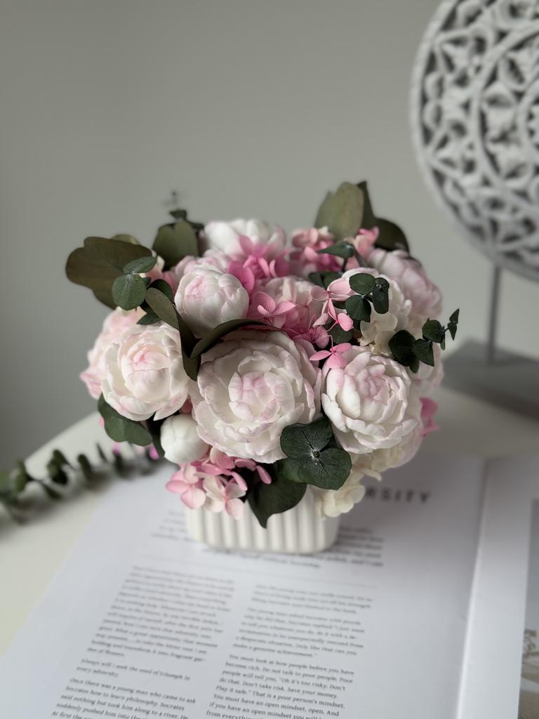 Белые пионы с розовой гортензией