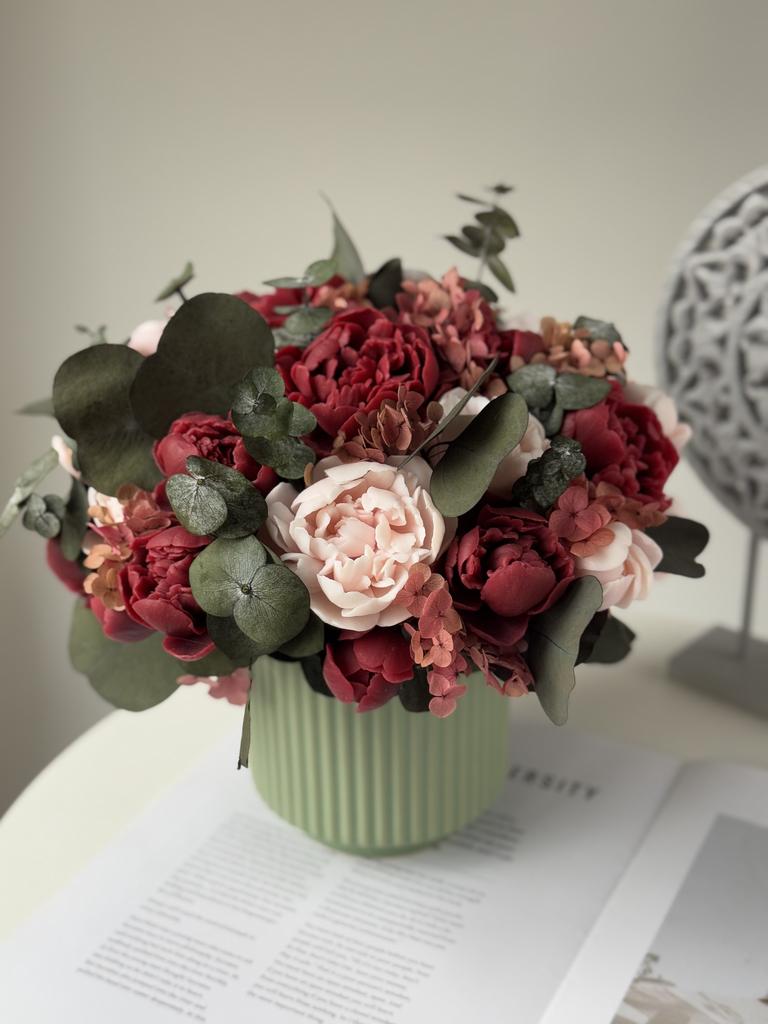 Красно-розовые пионы с эвкалиптом