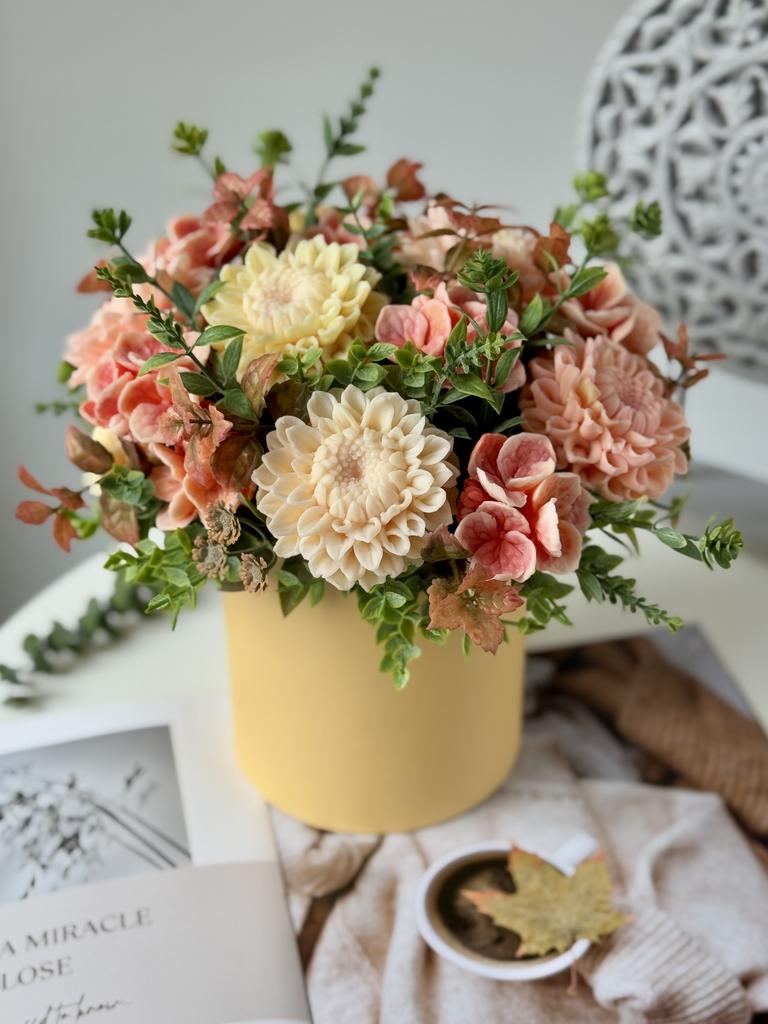 Нежные георгины с гортензией в шляпной коробке