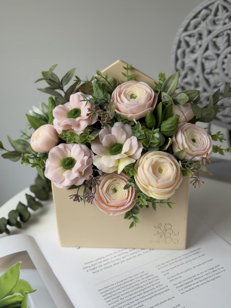 Ранункулюсы в кремовом конверте