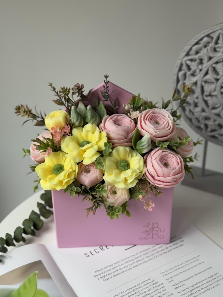 Ранункулюсы в розовом конверте