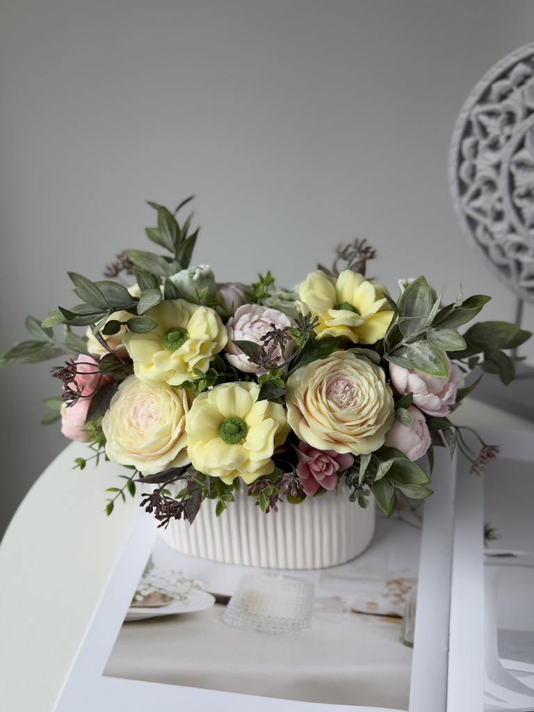 Ранункулюсы с пионами и эустомой