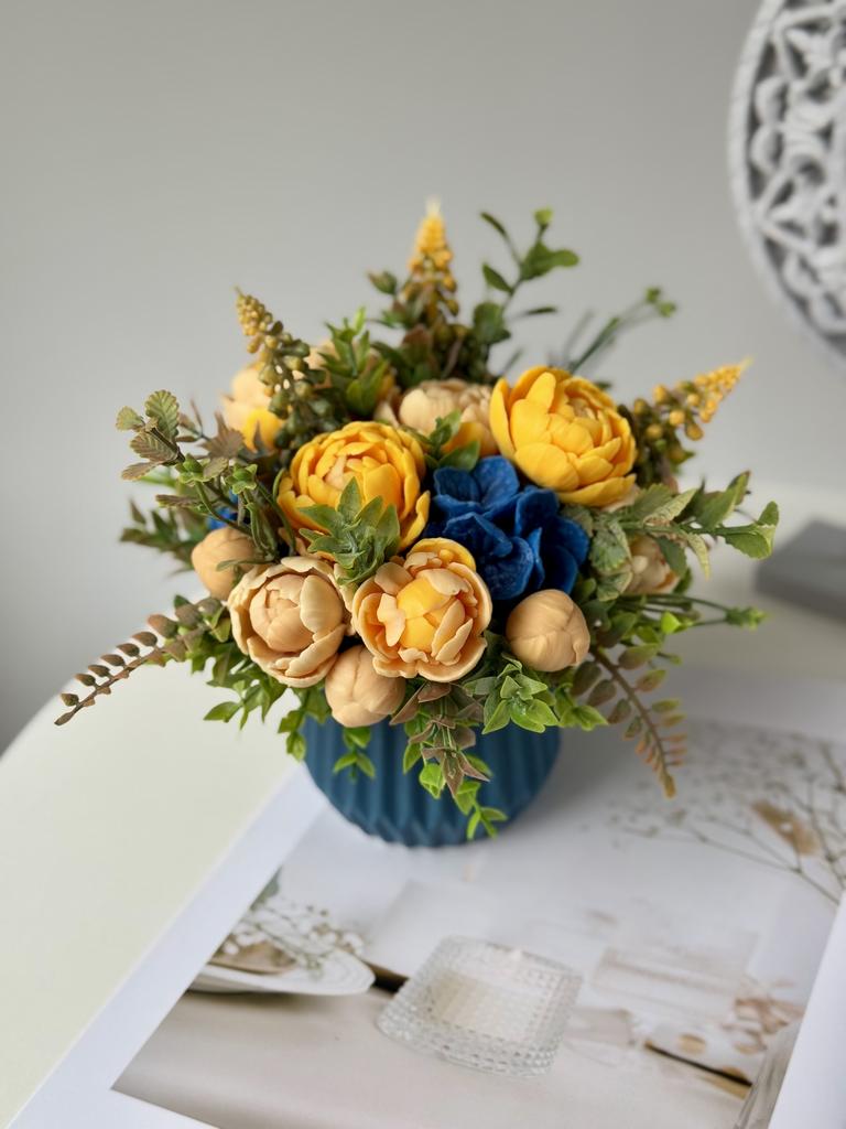 Пионы с синими соцветиями