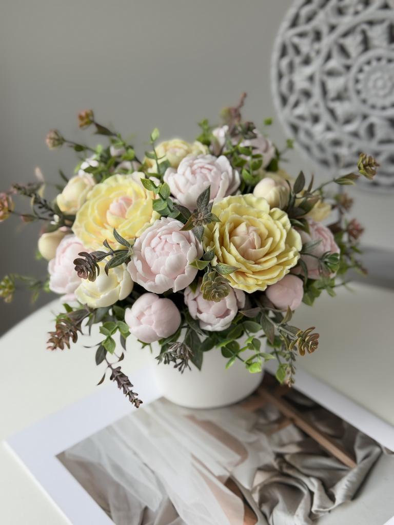 Розово-белые пионы в белом кашпо