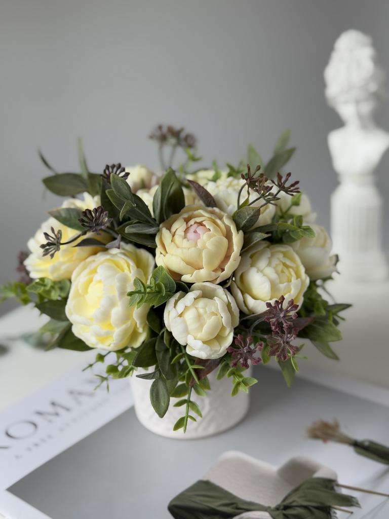 Лимонные пионы в ажурной вазочке