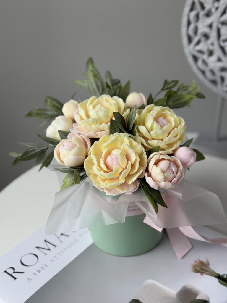 Розово-желтые пионы в малой шляпной коробке