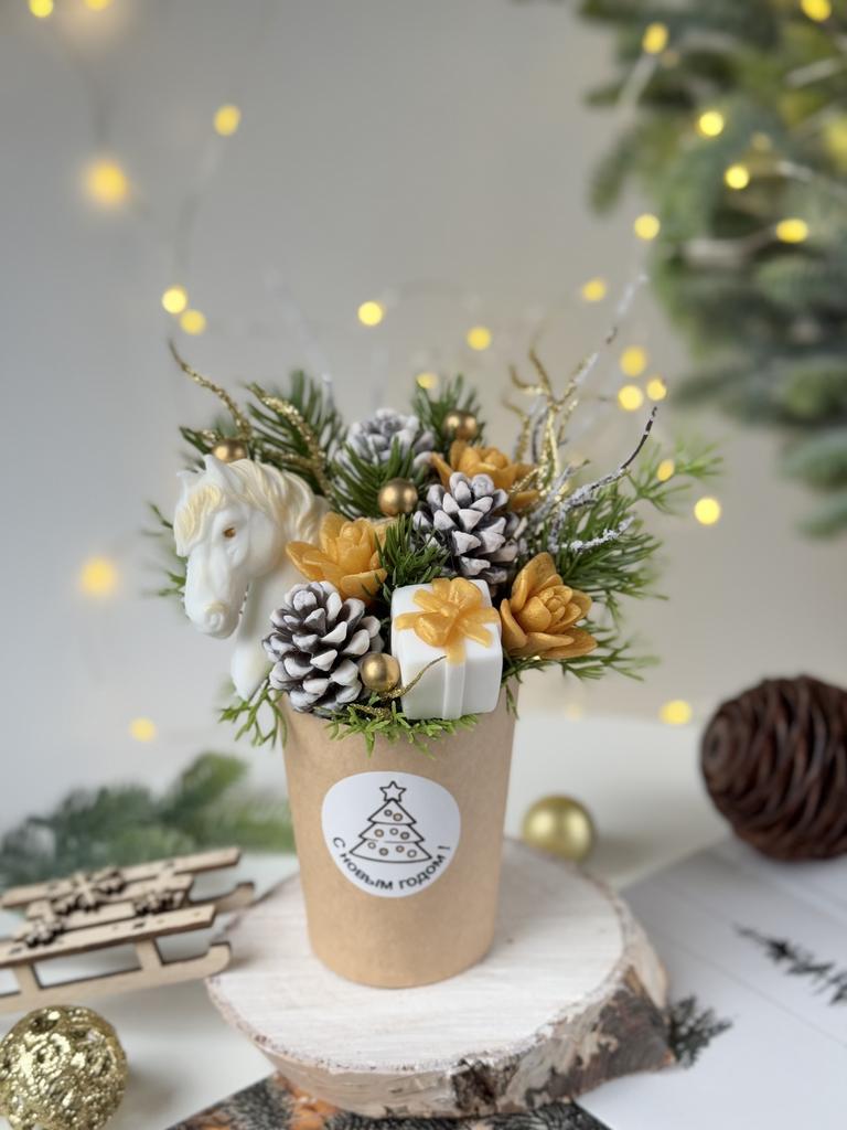 Новогодний крафт букет с шишками