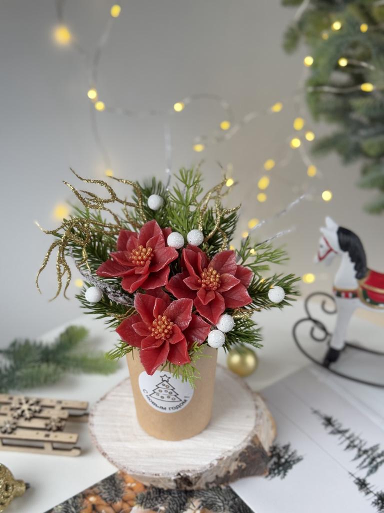 Новогодний крафт букет с пуансеттией