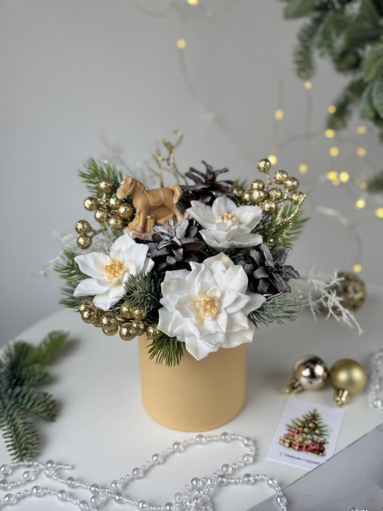 Новогодняя малая шляпная с белой пуансеттией