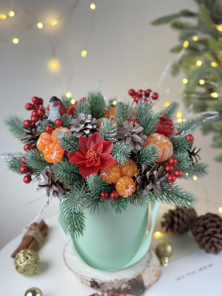 Мандарины с пуансеттией в шляпной коробке