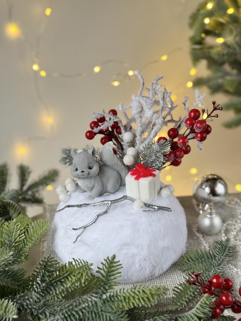 Новогодняя композиция "Сугроб с белочкой"