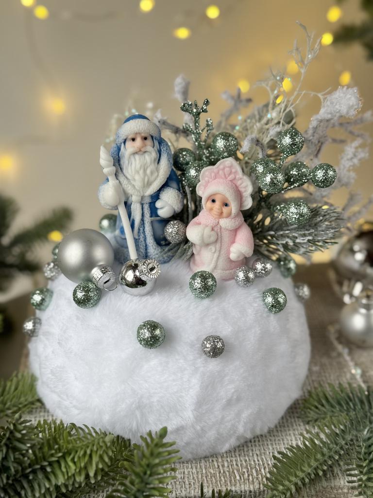 Новогодняя композиция "Дед Мороз и Снегурочка на сугробе"