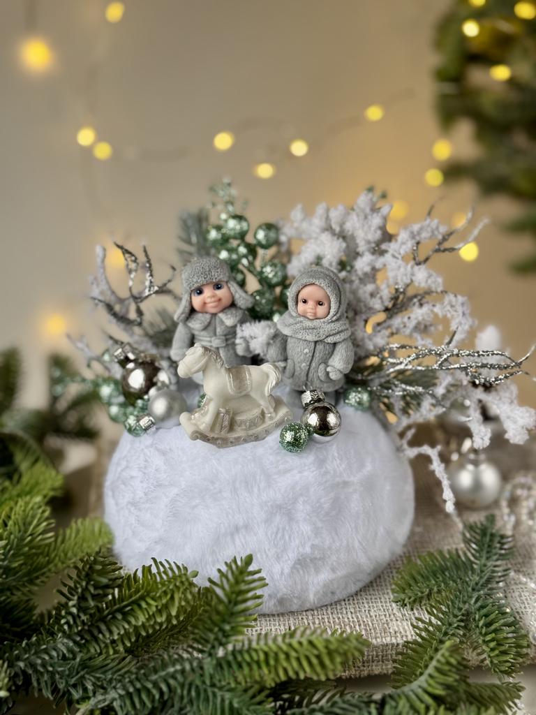 Новогодняя композиция "Детки на сугробе"