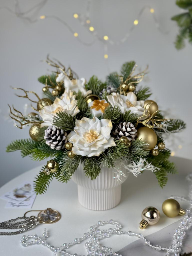 Золотая пуансеттия в керамической вазе