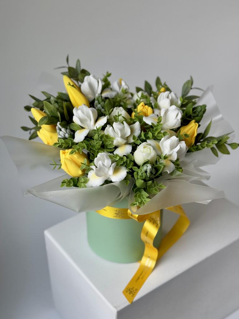 Белые ирисы с тюльпанами и гиацинтами в шляпной коробке