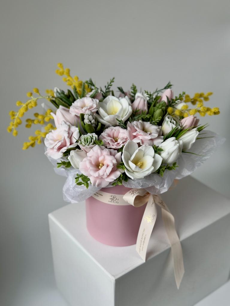 Эустома с тюльпанами и гиацинтами в шляпной коробке