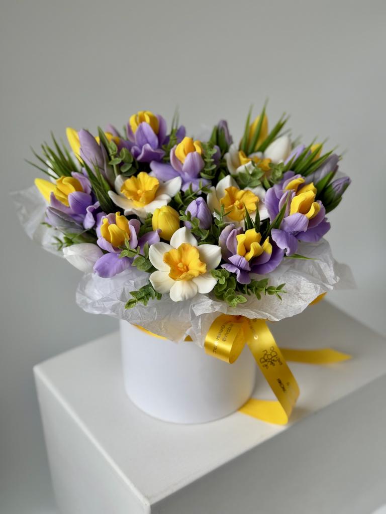 Ирисы с нарциссами в шляпной коробке