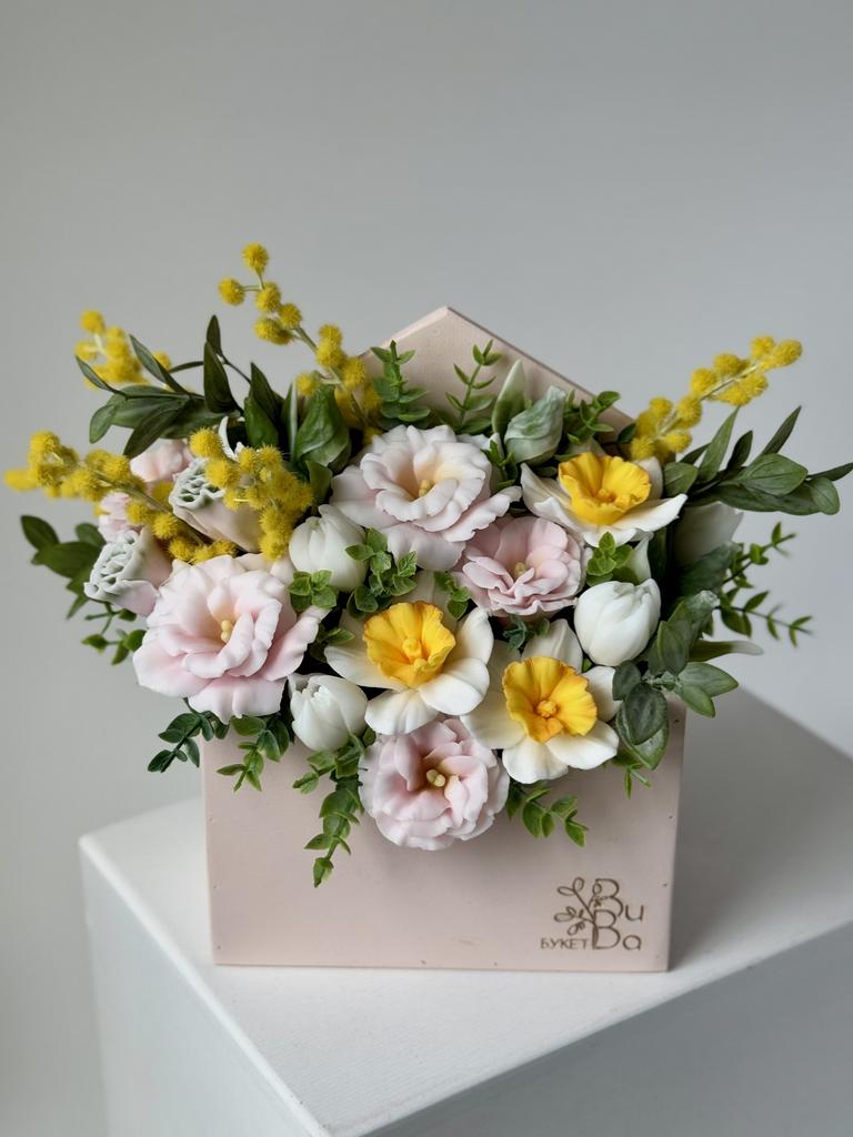 Нарциссы с эустомой и тюльпанами в конверте